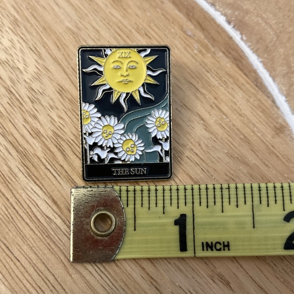 🔥7/$10 The Sun Tarot Enamel Pin NEW Sun daisies pinback - Picture 2 of 4